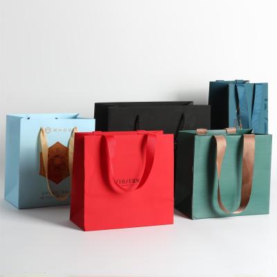 China Eco Friendly Paper Carrier Bags With Logo , Luxurious Silk Ribbon Paper Gift Bags for sale