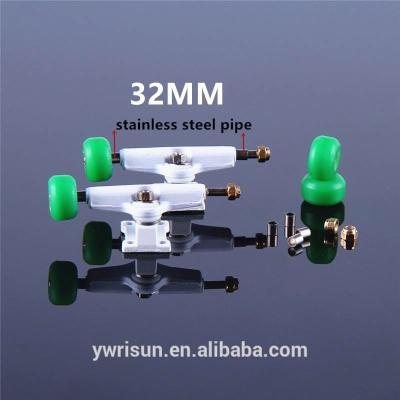 China Kids Toys Wholesale Multi Colors Fingerboard 32mm Fingerboard Zinc Alloy Skateboard Trucks for sale