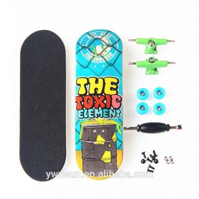 China RSFN0017 Nice In-stock Wooden Finger Skateboard for sale