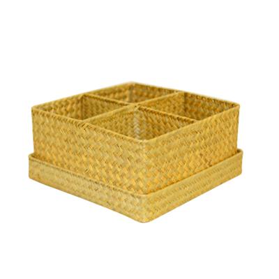 China Beautiful Design Straw Woven Fruit Tray Viable Organizer Compartment Kitchen Basket Eco-friendly Straw Storage Tray for sale