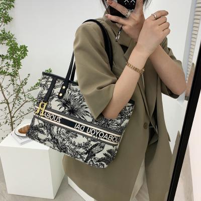 China Fashion 2021 luxury handbags for women canvas print fashion large capacity single shoulder shopping bag for sale