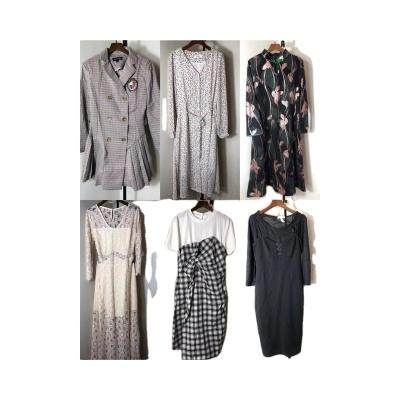 China Fashionable second-hand ladies dresses summer ladies hot selling various styles a category silk women second-hand dress for sale