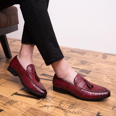 China 2021 Breathable Business Brogue Shoes Led Wedding Party Leather Loafers Luxury Men's Stylish Shoes for sale