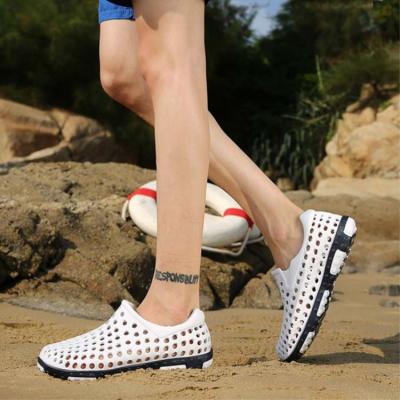 China EVA Hole Shoes Men Breathable Summer Lightweight Sea Beach Outdoor Beach Shoes Water Shoes For Men for sale