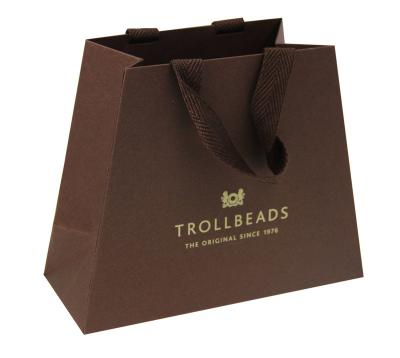 China Material famous luxury boutique reused foldable paper carrier bags in different sizes and with logo for sale