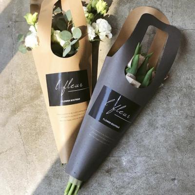 China New Design Recycled Materials Elegant Kraft Paper Wrapping Flower To Take Out Packaging Sleeves With Handles for sale