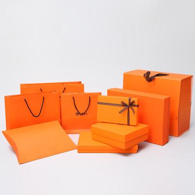 China Recyclable Luxury Paper Packaging Gift Set Custom Gift Bags With Your Logo for sale