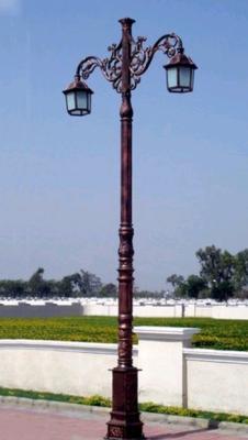 China Classic Western Style Cast Iron Light Pole Painting Surface Treatment For Garden for sale