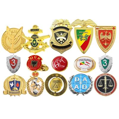 China Metalen badge Custom Pins Twee-Ton Plating Gold Nickel Embossed 3D Badge Broche Te koop