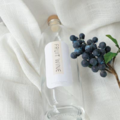 China Northern Europe empty glass bottle with beautiful appearance and high-end wine bottle which can hold fruit wine for home peoples for sale